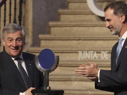 El Rey aplaude al presidente del Parlamento Europeo, Antonio Tajani, tras entregarle el premio Carlos V en el Monasterio de Yuste.