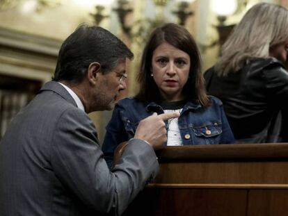 Rafael Catalá habla con las socialistas Adriana Lastra y Margarita Robles. en el Congreso.