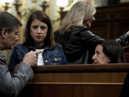 Rafael Catalá habla con las socialistas Adriana Lastra y Margarita Robles. en el Congreso.