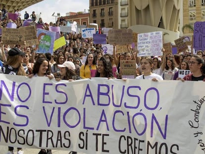 Concentración de estudiantes en Sevilla contra la sentencia de La Manada.
