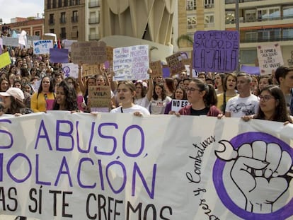 Concentración de estudiantes en Sevilla contra la sentencia de La Manada.