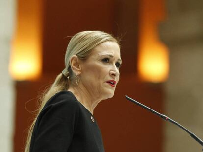 Cristina Cifuentes recibe el premio por la Dignidad de la Asociación Victimas del terrorismo.