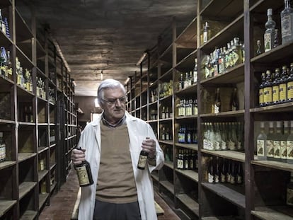Juan Juan Micó, dueño de Destilerías Ayelo, con antiguas botellas de Kola-coca.