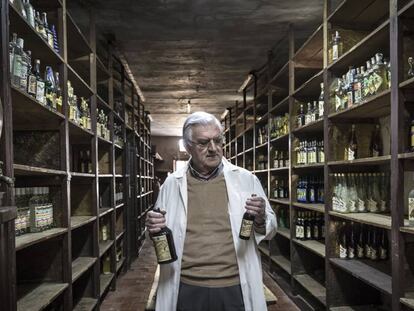 Juan Juan Micó, dueño de Destilerías Ayelo, con antiguas botellas de Kola-coca.