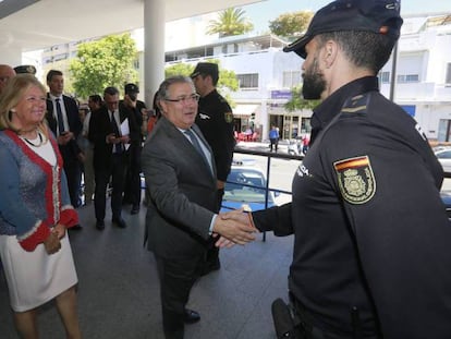 El ministro del Interior, Juan Ignacio Zoido, saluda a un agente este lunes en Marbella.
