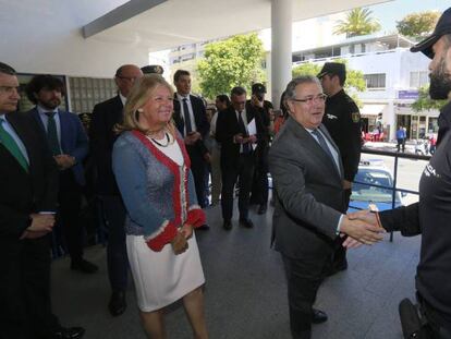 El ministro del Interior, Juan Ignacio Zoido, saluda a un agente este lunes en Marbella.