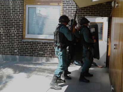 Tres guardias civiles, en el dispositivo para detener a un hombre atrincherado este lunes en Zaragoza.