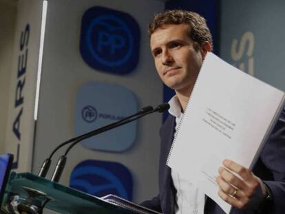 Pablo Casado muestra uno de sus trabajos en el máster.