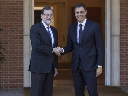 Mariano Rajoy recibe a Pedro Sanchez en La Moncloa. En vídeo, declaraciones de Sánchez.