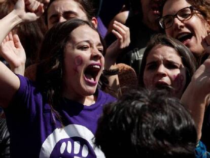 Concentración feminista contra la sentencia de La Manada durante la celebración del 2 de Mayo.