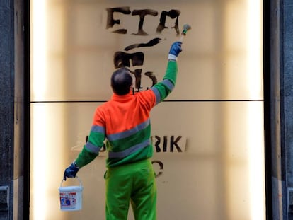 Un trabajador municipal limpia una pintada en una pared en una calle de Bilbao. En vídeo, declaraciones de Arkaitz Rodríguez, secretario general de Sortu.