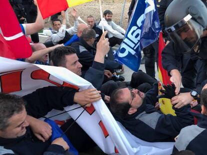 Varios manifestantes y tres policías heridos en una protesta de funcionarios de prisiones en Morón.