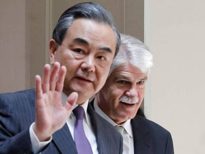 El ministro de Exteriores chino, Wang Yi, delante de Dastis, ministro de Asuntos Exteriores y Cooperación.