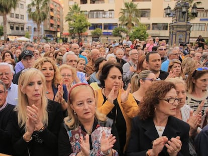 Cientos de personas en la concentración en Algeciras este jueves contra la violencia en el Campo de Gibraltar.