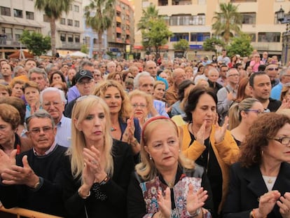 Cientos de personas en la concentración en Algeciras este jueves contra la violencia en el Campo de Gibraltar.