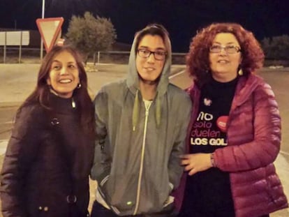 Uno de los acusados, Juan Manuel Bustamante, alias Nahuel, junto a su madre, a la izquierda, y la madre de otro compañero al salir de prisión. En vídeo, entrevistas al abogado de los acusados y la madre de una de ellos en diciembre de 2016.