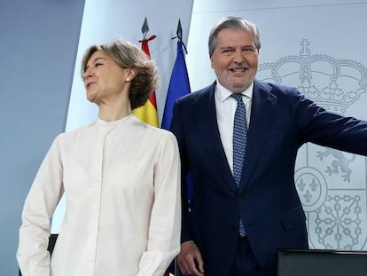 García Tejerina y Méndez de Vigo, antes de la rueda de prensa tras el Consejo de Ministros. En vídeo, rueda de prensa del portavoz del Gobierno.