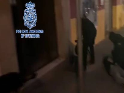 Momento de la detención en Huelva del padre que huyó con su hijo de Zaragoza.