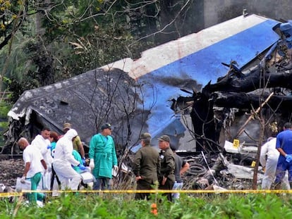 Policías y militares trabajan entre los restos del avión Boeing-737 que se estrelló el viernes cerca del aeropuerto José Martí de La Habana.