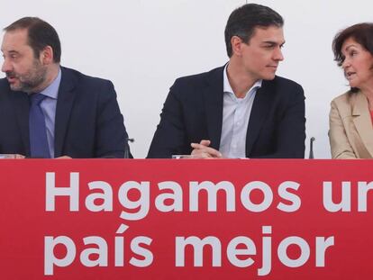 Pedro Sánchez junto a José Luis Ábalos y Carmen Calvo, durante la reunión de la Ejecutiva Federal del partido. En vídeo. declaraciones de José Luis Ábalos, secretario de Organización del PSOE.