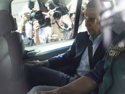 Eduardo Zaplana sale de su vivienda en un coche junto a agentes de la Guardia Civil tras el registro en su domicilio de Valencia.