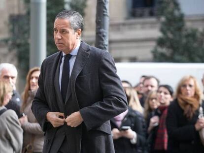 Eduardo Zaplana en una foto de 2015, a la llegada a un entierro.