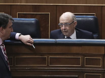 Aitor Esteban, del PNV, dialoga con el ministro de Hacienda, Cristóbal Montoro.