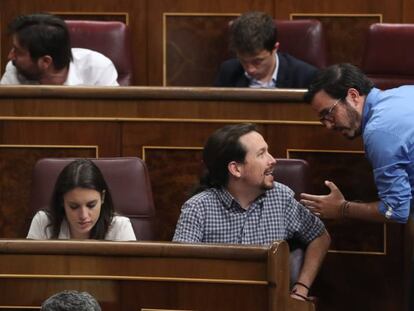 Pablo Iglesias y Alberto Garzón en el pleno del Congreso.