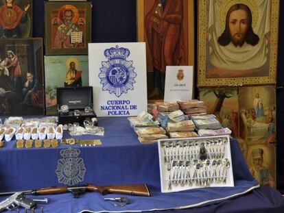 Metales preciosos y otros objetos almacenados por los arrestados.