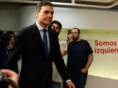 Pedro Sánchez, llega a la rueda de prensa este viernes.