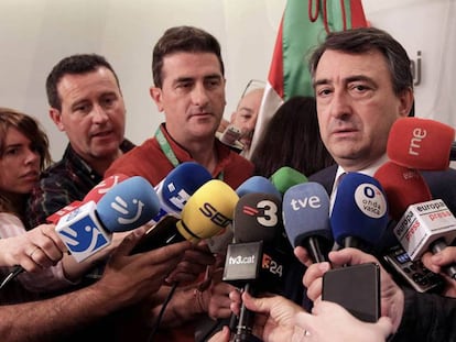 El portavoz del PNV, Aitor Esteban, hace declaraciones en Bilbao, en la sede del PNV.