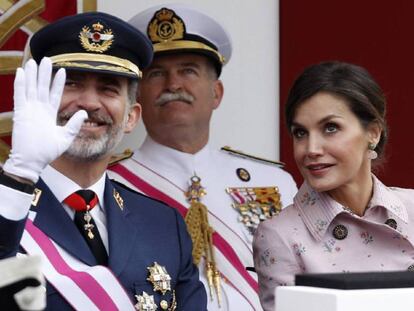 El Rey saluda desde la tribuna del desfile del Dia de las Fuerzas Armadas, celebrado en Logroño.