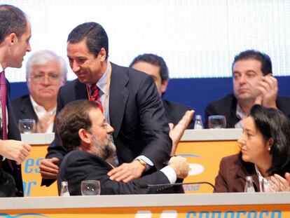 Camps, Rajoy y Zaplana, en la clausura del Congreso del PP valenciano en noviembre de 2004.