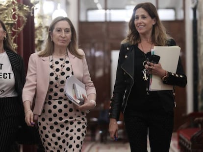 Alicia Sánchez-Camacho, Ana Pastor y Rosa María Romero se dirigen a la reunión de la mesa del Congreso. ULY MARTIN / VÍDEO: ATLAS