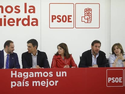 El secretario general del PSOE, Pedro Sánchez, en la reunión extraordinaria de la Comisión Ejecutiva Federal el pasado viernes. En vídeo, declaraciones de Margarita Robles en el Congreso.