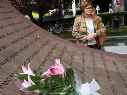 La madre del sargento Cardona, el pasado sábado en Zaragoza, en el homenaje a las víctimas del accidente del Yak-42 por su 15 aniversario.