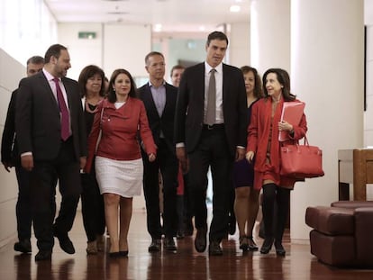 Pedro Sánchez acompañado de miembros del partido socialista, en el Congreso. En vídeo, declaraciones de Sánchez.