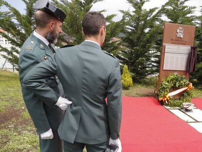 Dos guardias civiles observan en el cuartel de Intxaurrondo, en San Sebastián, la placa con los nombres de los 100 agentes asesinados por ETA en Gipuzkoa. En vídeo, declaraciones del Ministro del Interior.