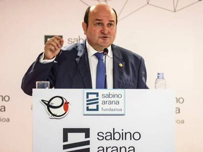 El president del PNB, Andoni Ortuzar, a la Fundació Sabino Arana. En vídeo, declaracions d'Aitor Esteban, portaveu del PNB al Congrés.