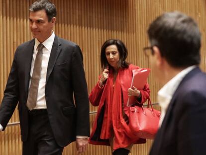 FOTO: Pedro Sánchez y Margarita Robles, el lunes, durante la reunión del Grupo Parlamentario Socialista en el Congreso. / VÍDEO: Declaraciones de Fernando Martínez Maíllo sobre los contactos de Pedro Sánchez ante la moción, este miércoles.