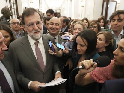 Mariano Rajoy, antes de la sesión de control al Gobierno. En vídeo, recopilación de las anteriores mociones de censura en el Congreso.