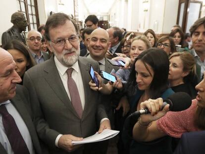 Mariano Rajoy, antes de la sesión de control al Gobierno. En vídeo, recopilación de las anteriores mociones de censura en el Congreso.