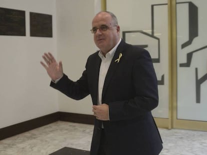 Joseba Egibar, del PNV, este miércoles en la sede del Parlamento Vasco. En el vídeo, el ministro de Justicia, Rafael Catalá, se refiere al apoyo del PNV a la investidura.