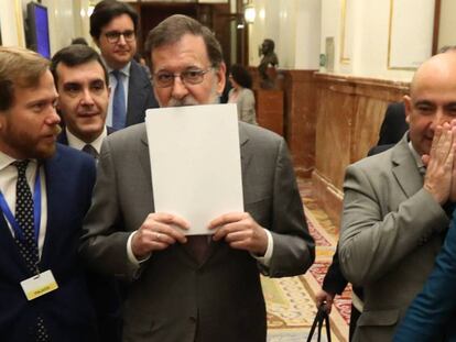 Mariano Rajoy, en el centro, ayer en los pasillos del Congreso de los Diputados. En vídeo, las declaraciones de Catalá.
