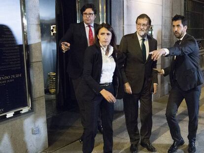 Mariano Rajoy sale del restaurante madrileño en el que ha estado toda la tarde de este jueves. En vídeo, su salida del restaurante.