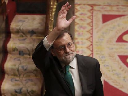 Al vídeo, Cospedal anuncia que Rajoy no dimitirà.
