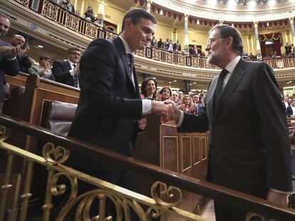 Rajoy y Pedro Sánchez se dan la mano en el Congreso.