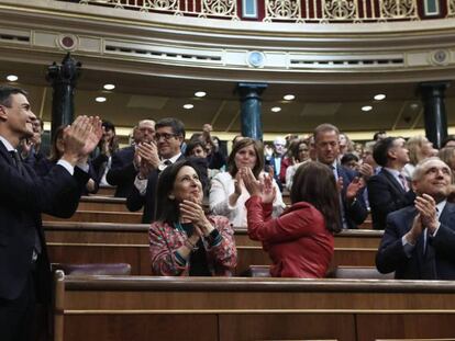 Pedro Sánchez saluda a los diputados socialistas tras ganar la moción de censura.