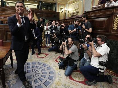Pedro Sánchez posa para la prensa gráfica en el hemiciclo tras el debate de la moción de censura.