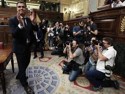 Pedro Sánchez posa para la prensa gráfica en el hemiciclo tras el debate de la moción de censura.